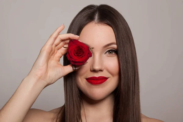 Jeune Femme Avec Des Lèvres Rouges Tenant Rose Rouge Près — Photo