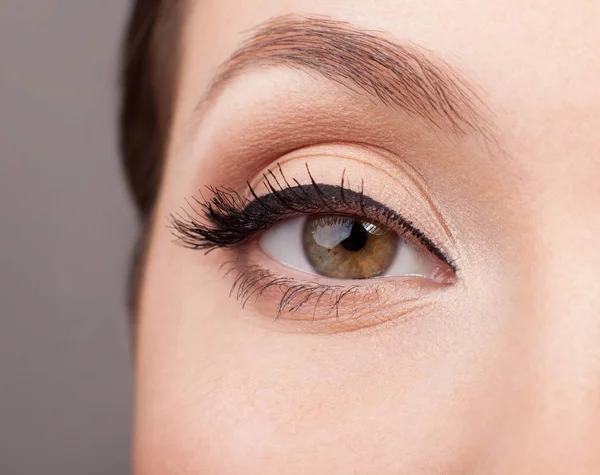 Gros Plan Œil Féminin Avec Maquillage Naturel — Photo