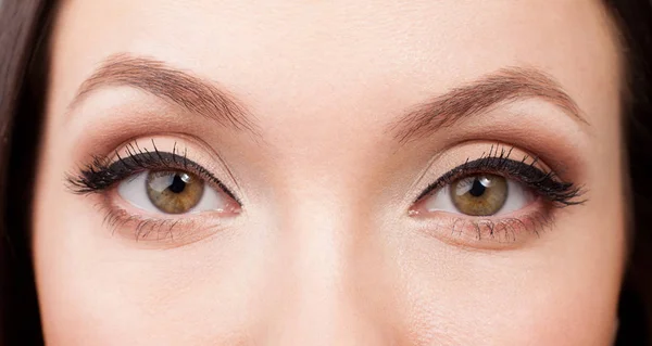 Gros Plan Des Yeux Féminins Avec Maquillage Naturel — Photo