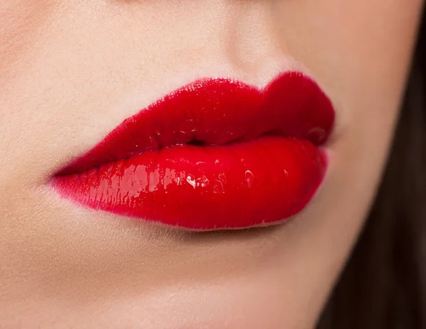 关闭女性釉红色嘴唇 — 图库照片