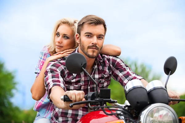 Pareja Joven Sentada Bicicleta Aire Libre —  Fotos de Stock