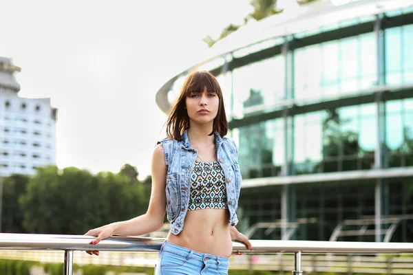 Junge Brünette Mädchen Jeans Posiert Freien — Stockfoto