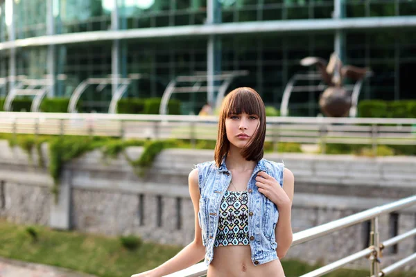 Junges Brünettes Mädchen Jeansweste Posiert Draußen — Stockfoto