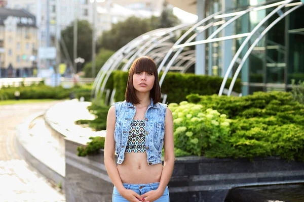 Junge Brünette Mädchen Jeans Posiert Freien — Stockfoto