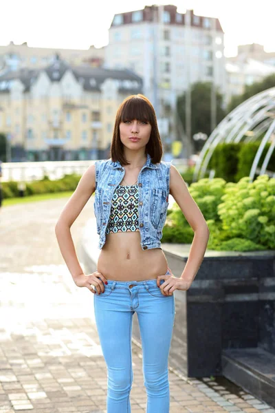 Joven Morena Chica Jeans Posando Aire Libre —  Fotos de Stock
