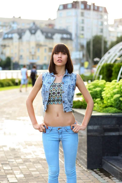 Junge Brünette Mädchen Jeans Posiert Freien — Stockfoto