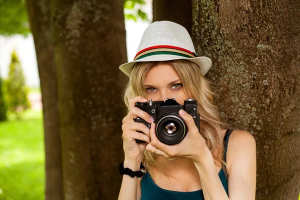 Joven Rubia Sombrero Posando Con Cámara Parque — Foto de Stock