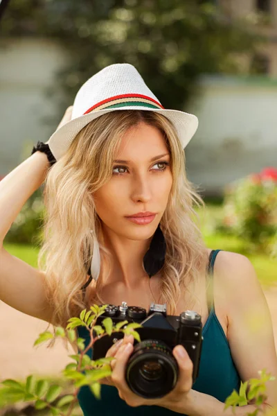 Jovem Loira Chapéu Posando Com Câmera Parque — Fotografia de Stock