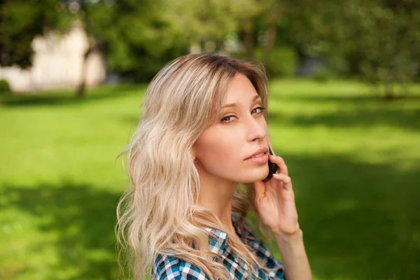 Jonge Blonde Vrouw Praten Door Smartphone Zittend Park — Stockfoto