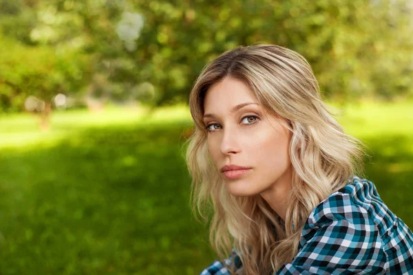 Retrato Mujer Rubia Joven Sobre Fondo Árboles Verdes — Foto de Stock