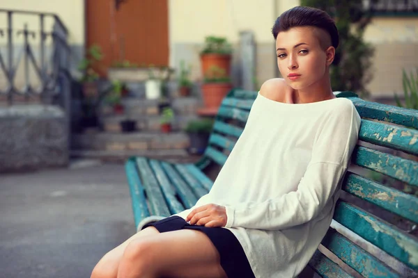 Modelo Femenino Con Maquillaje Natural Peinado Sentado Aire Libre —  Fotos de Stock