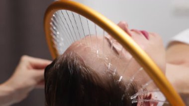 Evde kafa derisi masajı yapan kişi rahatlatıcı.