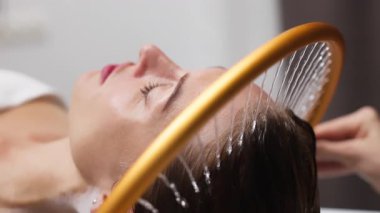 Alnına su akarken kadın dinleniyor.