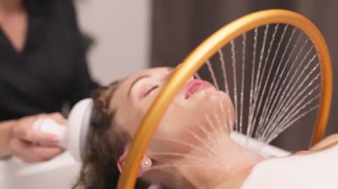 Kadın yüz hidroterapisi spa tedavisi sırasında dinleniyor.