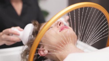 Kadın yüz masajı sırasında dinleniyor.