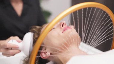 Kadın spa tedavisi sırasında dinleniyor.