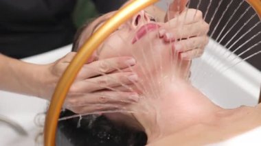 Yumuşak su akıntıları kullanarak yüz tedavisini rahatlatıyor