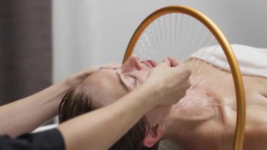 Yumuşak su akışı kullanarak yüz tedavisini kolaylaştırıyor