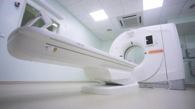 Hastane odasındaki modern tomografi makinesi.