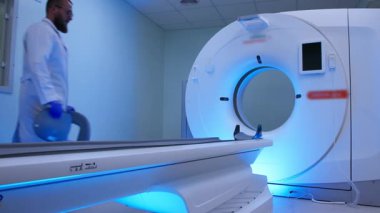 Mavi ışık saçan modern tomografi makinesi