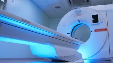 Modern MRI tarayıcısı mavi ışığın altında parlıyor
