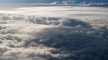 Uzak ufukta katmanlı bulutlar oluşuyor.