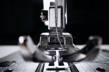 Dikiş makinesinin iğne iplik kumaşını gösteren yakın plan