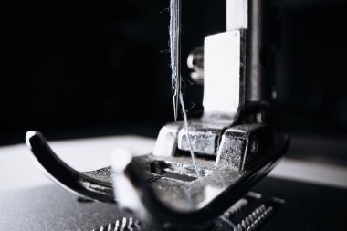 Dikiş makinesinin iğne iplik kumaşını gösteren yakın plan
