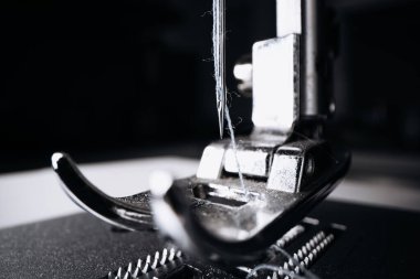 Dikiş makinesinin iğne iplik kumaş yüzeyini gösteren yakın plan