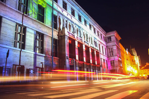 шоу, световые лучи, инсталляции Прага, проектор, проекция здания, спектакль
