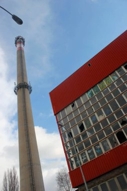 perspektif kule vitray windows vitrinler ile uzun boylu bir kule terk edilmiş bir yer Bina Fabrika kırmızı