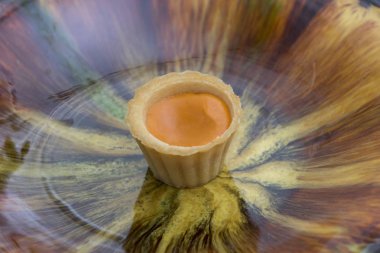 güzel bir arka plan üzerinde meyve kek sepeti