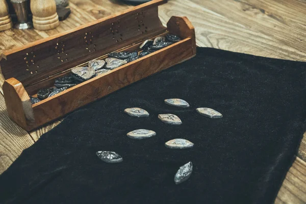 kartlar runes kehanet ipek kadın esoterica