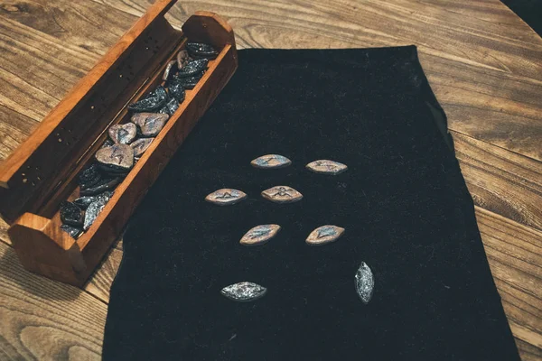 kartlar runes kehanet ipek kadın esoterica