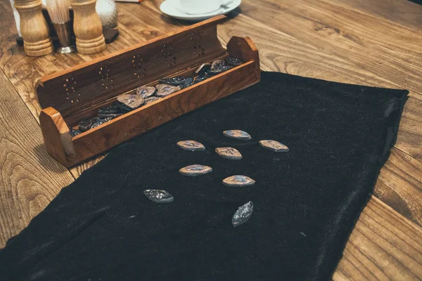 kartlar runes kehanet ipek kadın esoterica