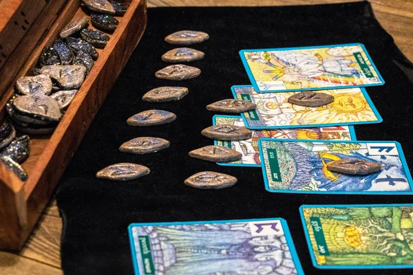 kartlar runes kehanet ipek kadın esoterica