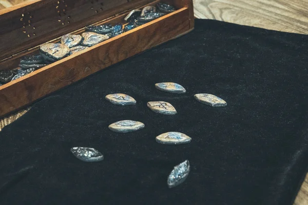 kartlar runes kehanet ipek kadın esoterica
