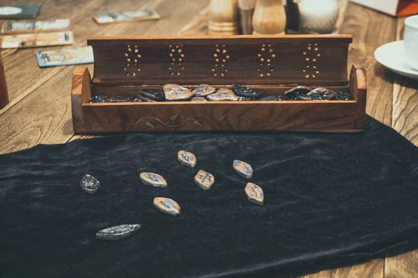 kartlar runes kehanet ipek kadın esoterica