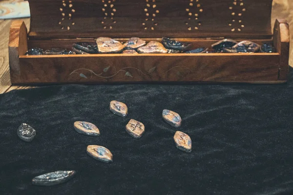 kartlar runes kehanet ipek kadın esoterica