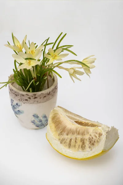 lezzetli taze dilim pomelo natürmort pot çiçek