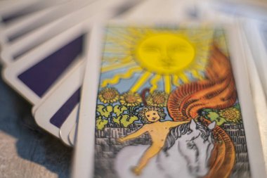 Tarot kartları geleceği gösteren psişik esrarengiz alternatif bilim sembolleri sihirli seans işaretleri ilgi güvertesini gösteriyor