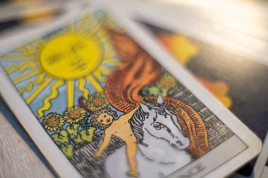 Tarot kartları geleceği gösteren psişik esrarengiz alternatif bilim sembolleri sihirli seans işaretleri ilgi güvertesini gösteriyor