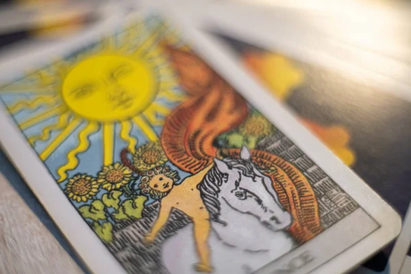 Tarot kartları geleceği gösteren psişik esrarengiz alternatif bilim sembolleri sihirli seans işaretleri ilgi güvertesini gösteriyor
