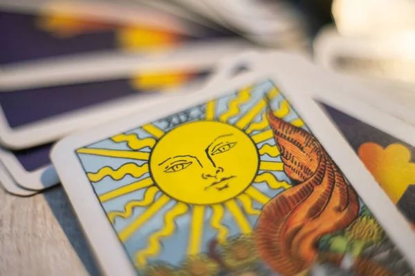 Tarot kartları geleceği gösteren psişik esrarengiz alternatif bilim sembolleri sihirli seans işaretleri ilgi güvertesini gösteriyor