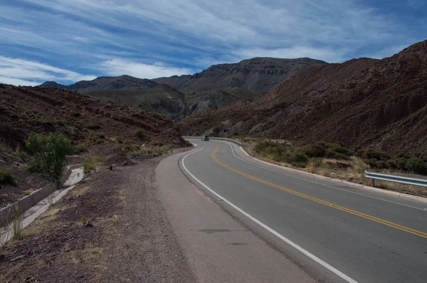 Voiture Sur Route Cinq Entourée Montagnes Dans Sud Bolivie — Photo