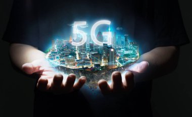 Bilinmeyen el ada 5 g ağ kablosuz sistemleri ile havada yüzen fantastik, şehir ve iletişim ağ kavramı akıllı .