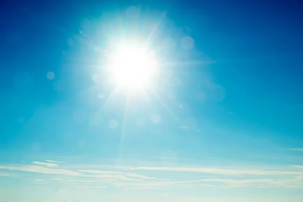 明るい太陽と青い空 — ストック写真