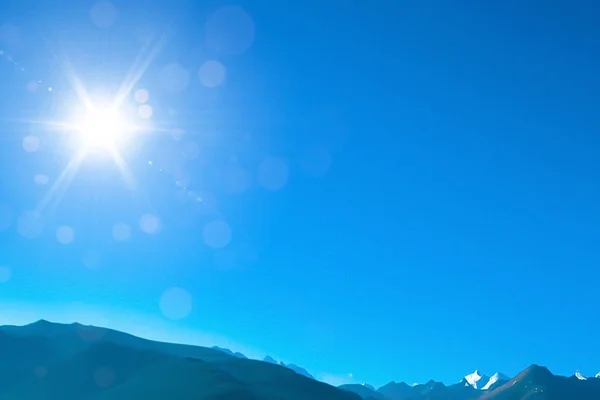 Céu Azul Com Sol Ensolarado Montanha — Fotografia de Stock