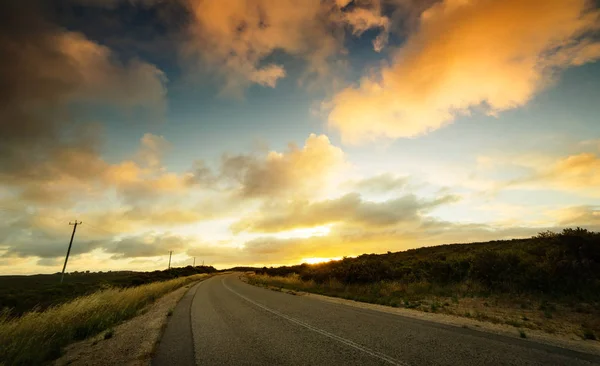 Asfalterad Väg Med Dramatisk Solnedgång Himmel — Stockfoto