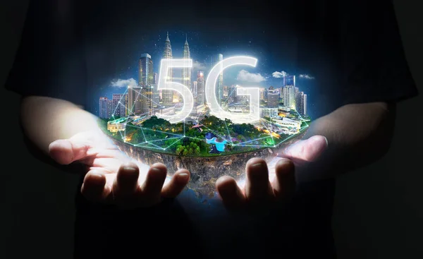 Bilinmeyen el ada 5 g ağ kablosuz sistemleri ile havada yüzen fantastik, şehir ve iletişim ağ kavramı akıllı .